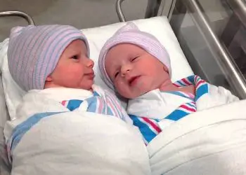 Twins Are Born Healthy – 10 Minutes Later, The Doctor Admits A Big Mistake