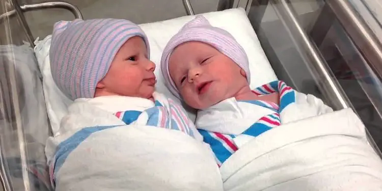 Twins Are Born Healthy – 10 Minutes Later, The Doctor Admits A Big Mistake