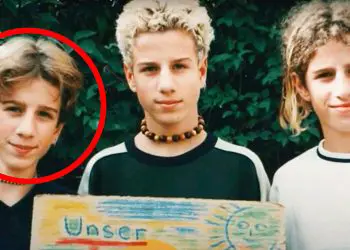 Triplets Take The Same Picture For 34 Years – Try Not To Cry At The Last One