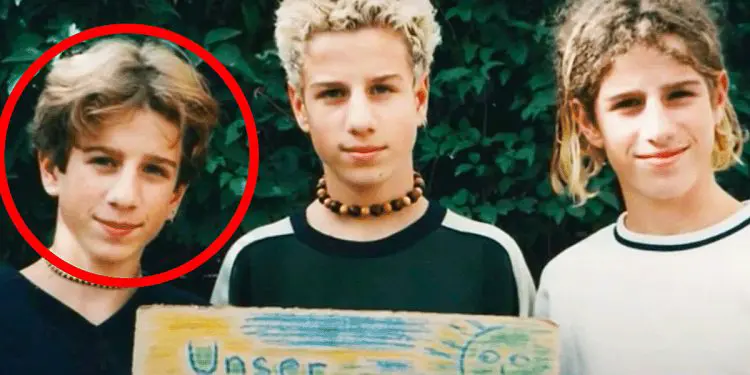 Triplets Take The Same Picture For 34 Years – Try Not To Cry At The Last One