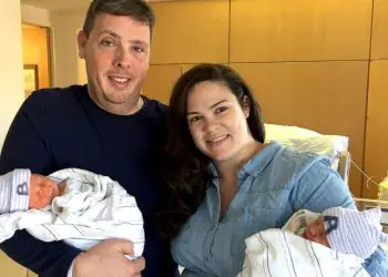 Woman Gives Birth To Healthy Twins – Then The Doctor Says: “I Have To Tell You Something”