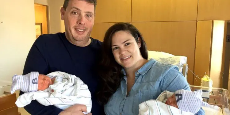 Woman Gives Birth To Healthy Twins – Then The Doctor Says: “I Have To Tell You Something”