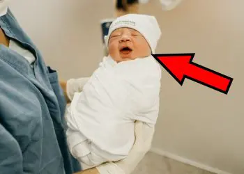 Midwife Gives Baby To Mother – But Then They Make A Shocking Discovery