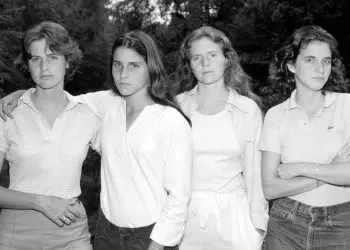 4 Sisters Take The Same Picture For 40 Years – Try Not To Cry At The Last One