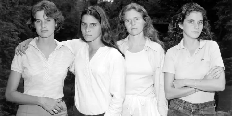4 Sisters Take The Same Picture For 40 Years – Try Not To Cry At The Last One