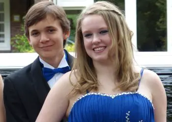 Mother Takes Prom Picture Of Daughter, But Is Shocked When She Sees The Background!