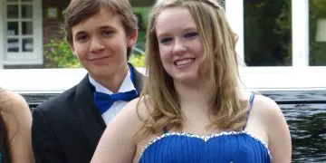 Mother Takes Prom Picture Of Daughter, But Is Shocked When She Sees The Background!